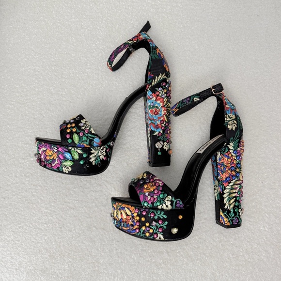 Steve Madden Embroidered Gia Pump - Picture 2 of 3